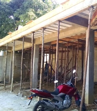 Estrutura de casa em construção em Maruípe